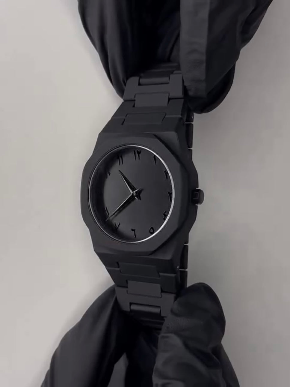BLACK AURA Quartz Watch Lightweight Design, Arabic dial