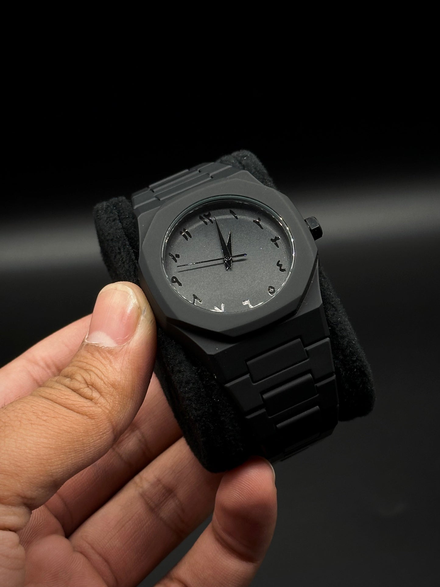 BLACK AURA Quartz Watch Lightweight Design, Arabic dial