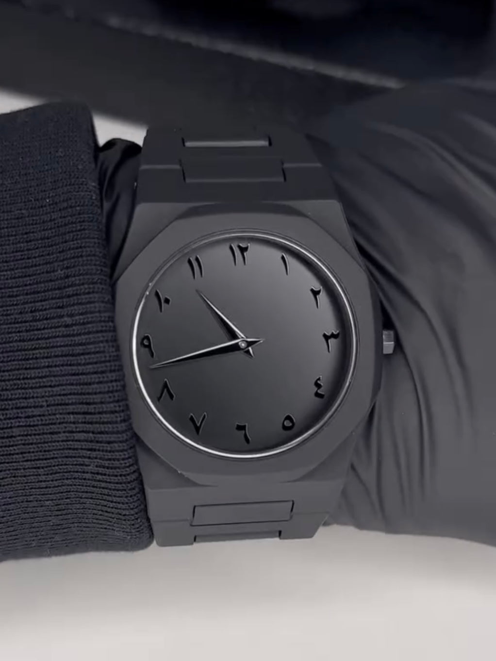 BLACK AURA Quartz Watch Lightweight Design, Arabic dial