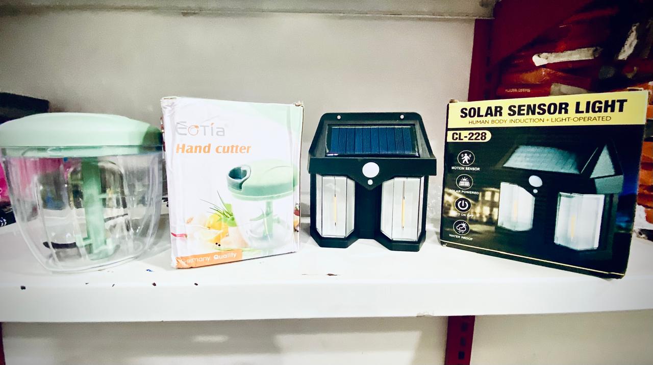 Deal pack of 2 - Solar Wall Lamp and Hand Pull Food