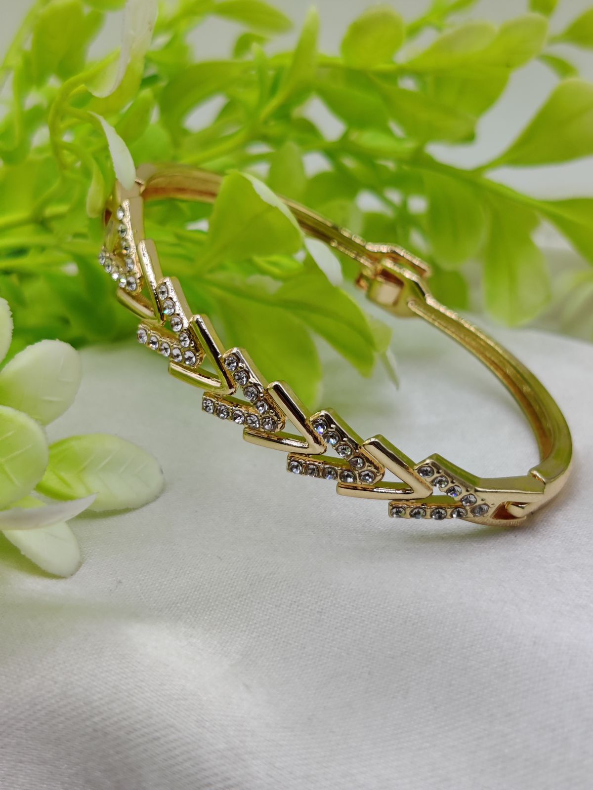 01 PCs Imported Intricately Crafted Adjustable Bracelet with Elegant Design ( Intricately