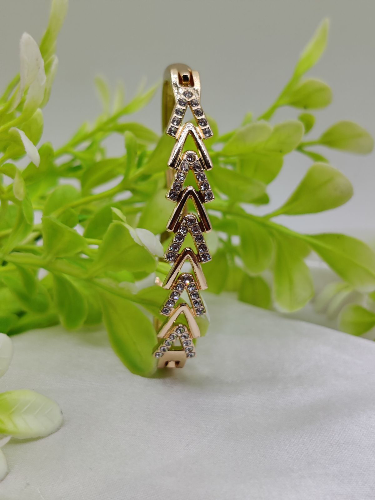01 PCs Imported Intricately Crafted Adjustable Bracelet with Elegant Design ( Intricately