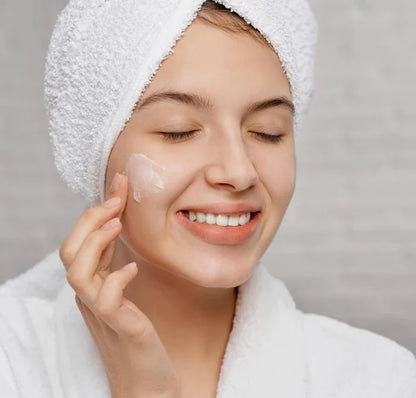 Creamy Whitening Face Wash (90g) Approx.