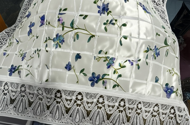 01 Meter Beautiful White Floral Dastarkhwan with Intricate Lace Border - Perfect