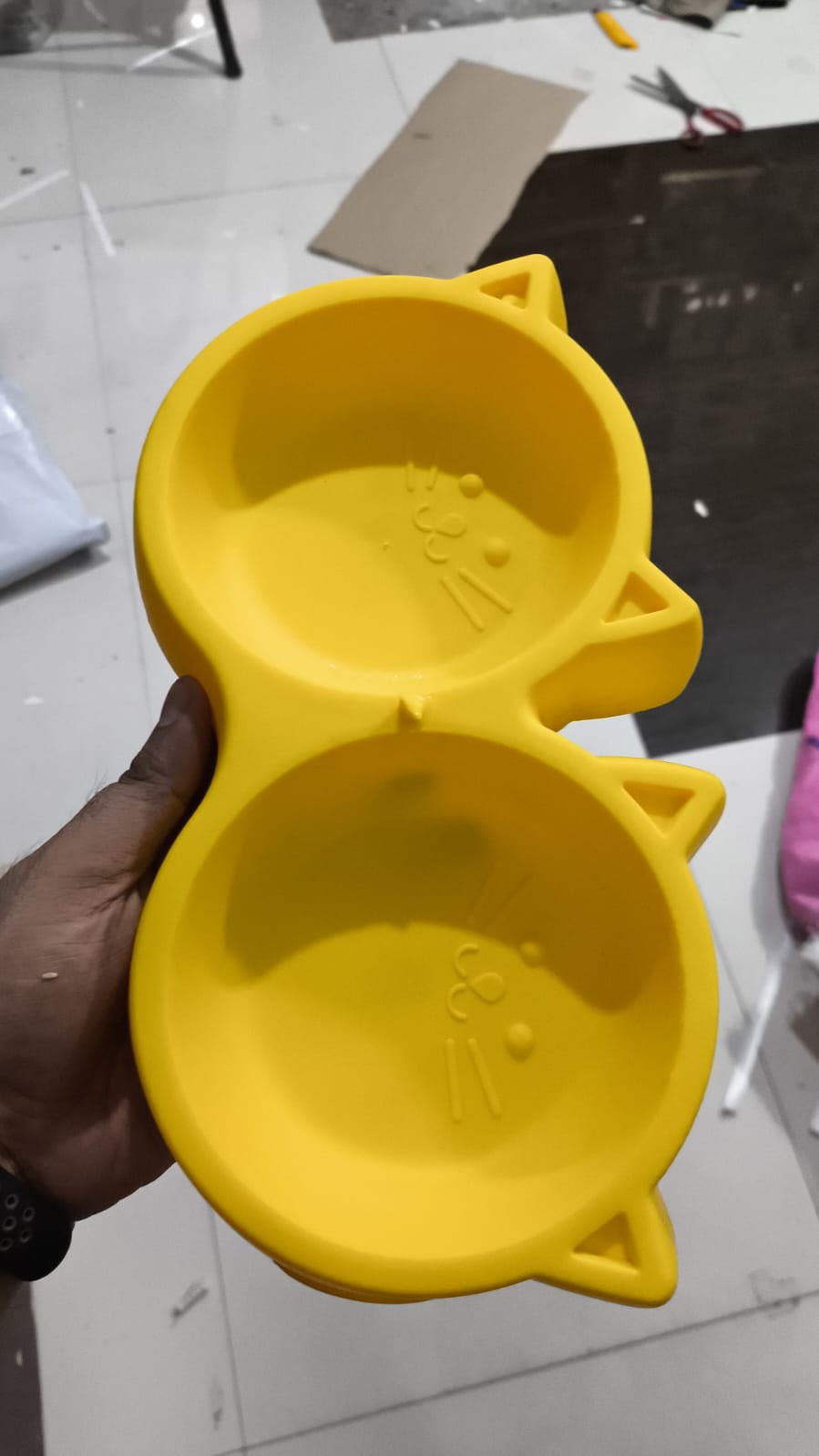 Cat Shaped Double food bowl Pet Plastic food bowl (Random Color)