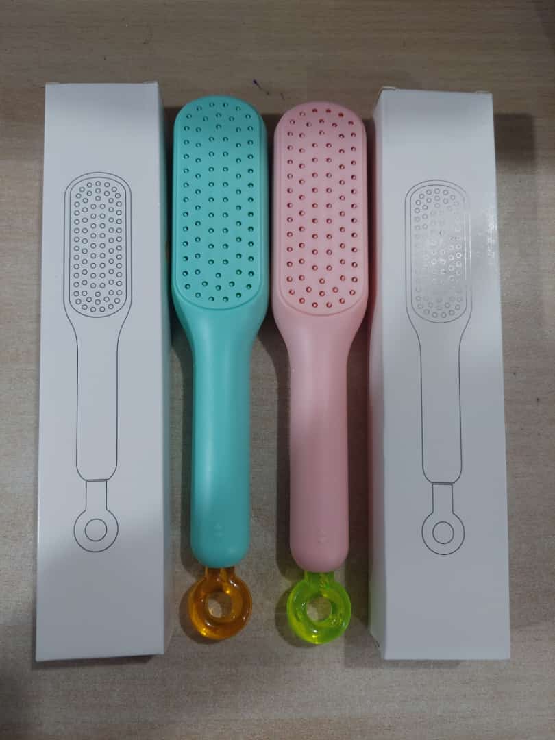 Self Cleaning Hair Brush, One-Click Cleaning Telescopic Hair Comb (Random Color)