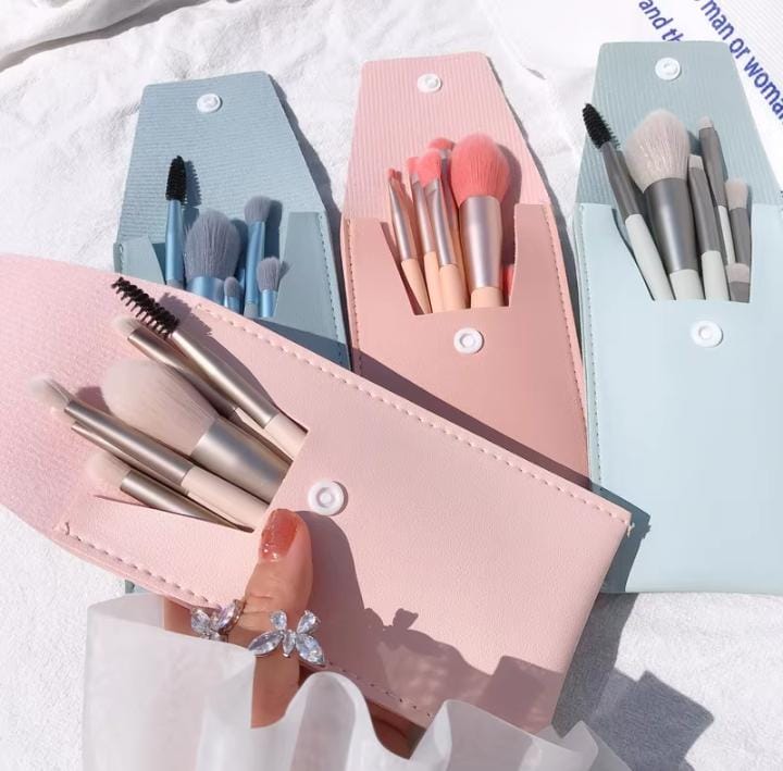 8 Pieces Cute Brushes With Leather Pouch (random color)