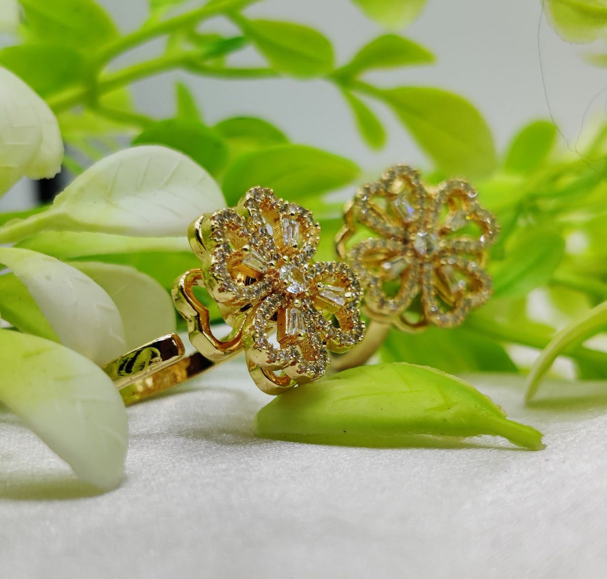 1 Piece Imported Dazzling Dual-Tone Floral Moveable Rings 🌟 | Luxurious Design