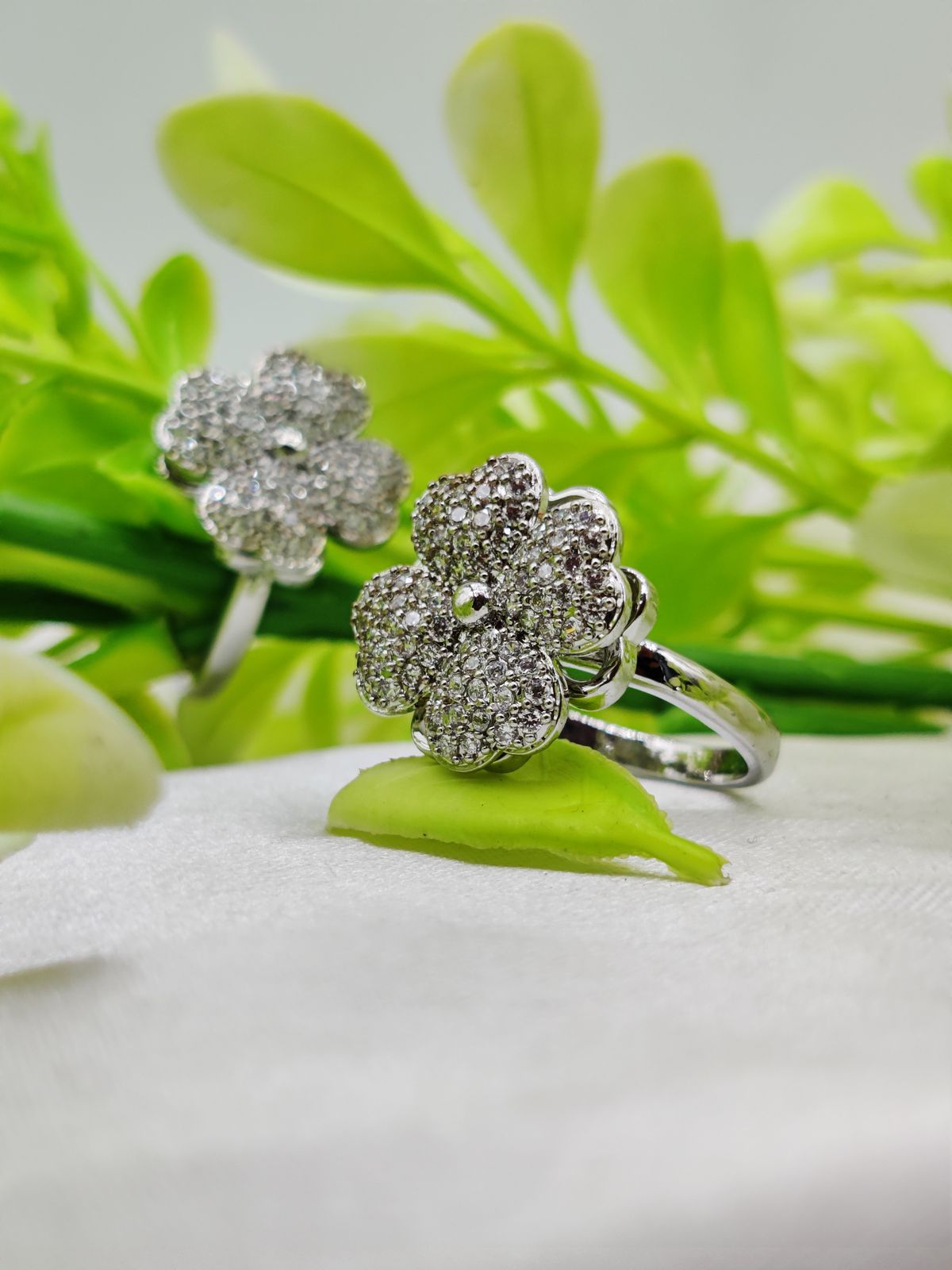 1 Piece Imported Blossoming Elegance Moveable Ring Gold &amp; Silver Color