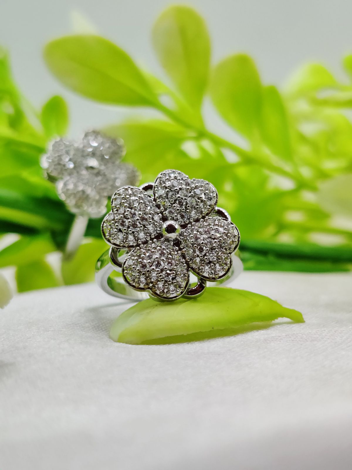 1 Piece Imported Blossoming Elegance Moveable Ring Gold &amp; Silver Color