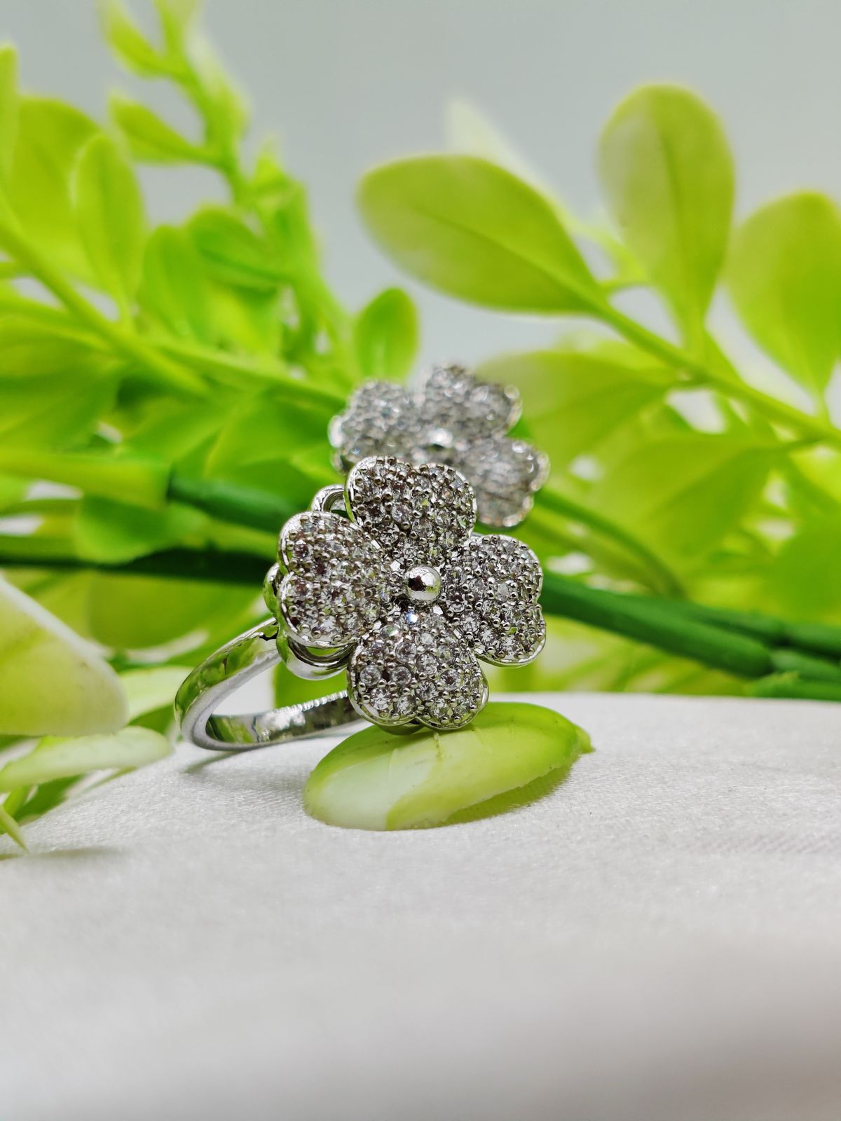 1 Piece Imported Blossoming Elegance Moveable Ring Gold &amp; Silver Color