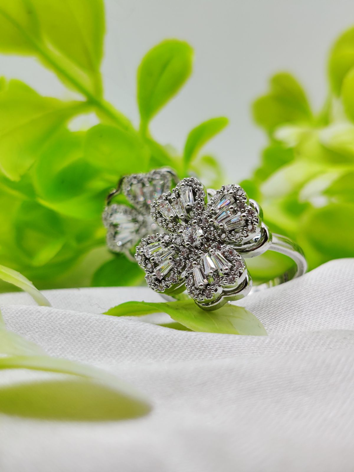 1 Piece Imported Dazzling Movable Floral Blossom Adjustable Rings - 2 Color 