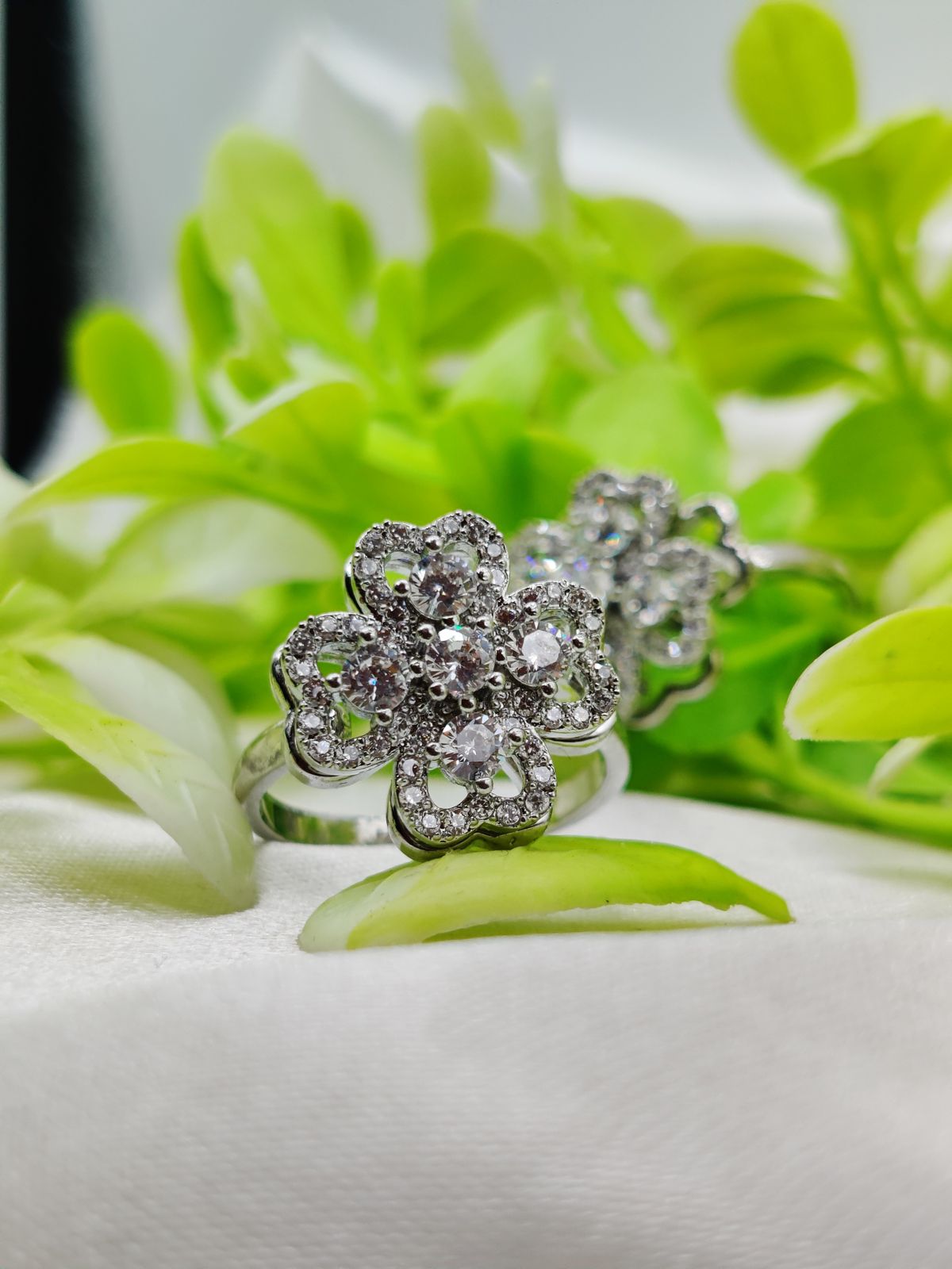 1 Piece Imported Elegant Moveable Floral Cluster Ring with Sparkling Zircon Detailing