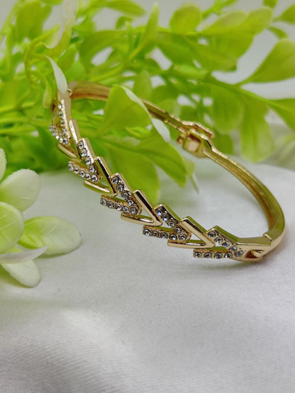 01 PCs Imported Intricately Crafted Adjustable Bracelet with Elegant Design ( Intricately