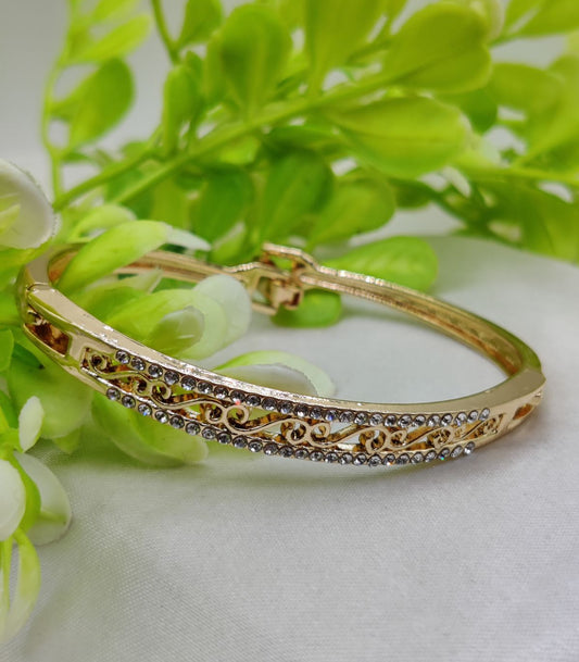 01 PCs Imported Intricately Crafted Adjustable Bracelet with Elegant Design ( Intricately
